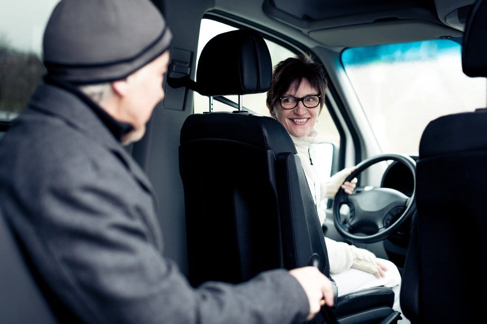 Patient âgé dans notre taxi conventionné à Vieux-Thann, bien accompagné par notre chauffeur